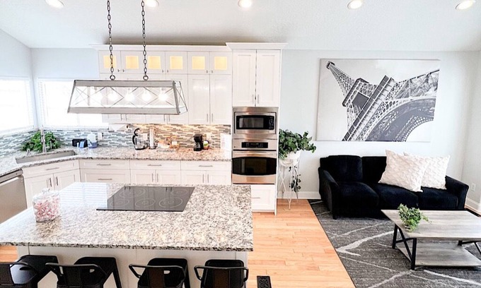 West Valley City House | ENTIRE HOME IN THE CENTER OF WEST VALLEY, CLOSE TO RESTAURANTS, SHOPPING STORES!