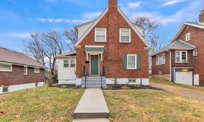 Pine Lawn House | Entire Home Sleeps 8