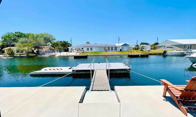 Hudson Beach Estates House | Entire Home The Lazzy Turtle Outdoor shower