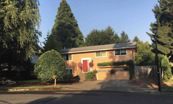 West Linn House | Entire Home West Linn Oregon Wifi TVs Fenced Yard Eateries 20 Min 2 DwtnPortland