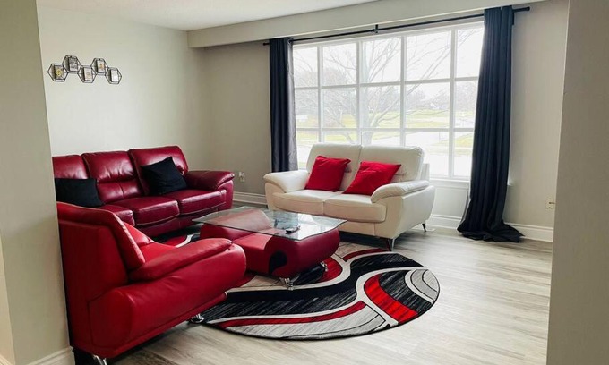 Ajax Apartment | Entire House :Quiet Spacious House by the Lake and Park
