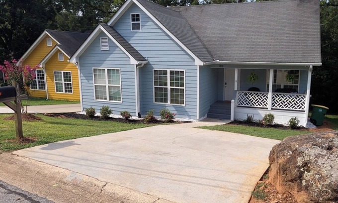 Athens House | Entire House, Remodeled, New Furniture, Near Downtown, Campus, & Mamas Boy!