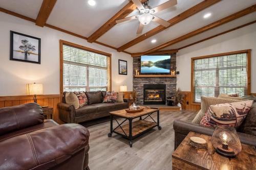 McHenry House | *Entire House Sleeps 9 Hot tub Pets Welcome*