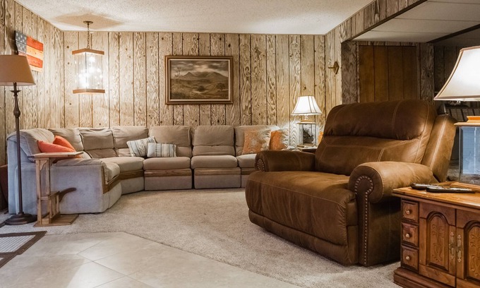 Hill County House | ENTIRE LOWER LEVEL - Mountain Lakeview Lodge
