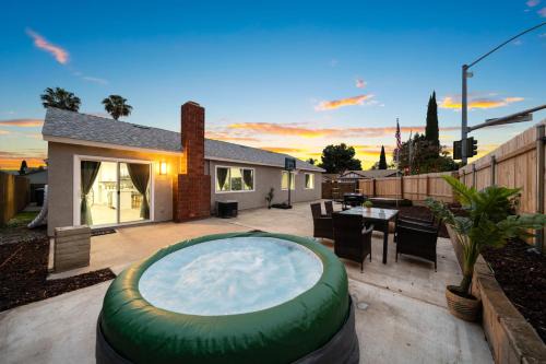 La Presa House | Entire Luxury 3-Bedroom House with Hot Tub, Garage, King Bed, Available Now