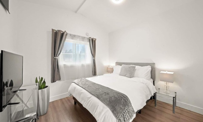 Renfrew-Collingwood House | Entire NEW Cozy and Modern 2–storey HOUSE