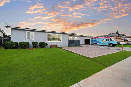 El Cajon House | Entire Private 4-BR House, w Hot Tub, King Bed, 80 TV, Gated Yard, Ranch Style, Available Now