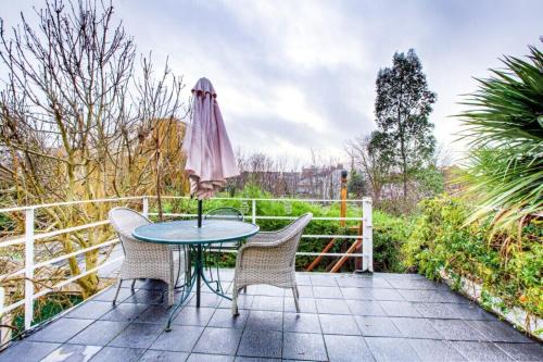 Westcliff-on-Sea Apartment | Entire studio with private parking and balcony