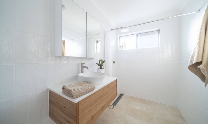 Merewether Apartment | Entire unit in Newcastle: family friendly, free parking, walk to beach and shops