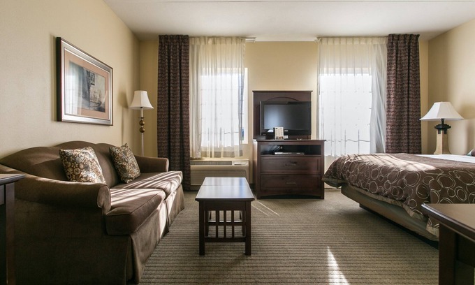 Graysville Apartment | Equipped Studio Near CHA Airport | Indoor Pool + Gym Access