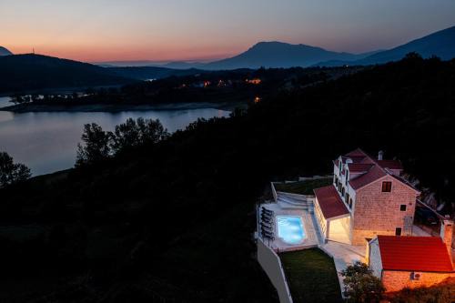 Garjak House | Escape on Lake - Holiday House