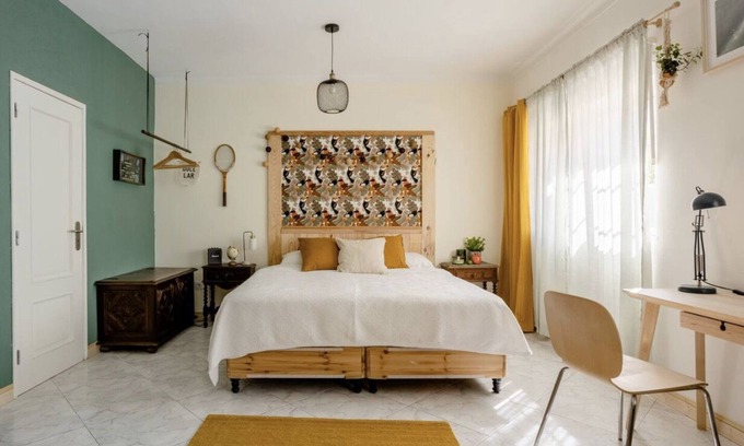 Espiche House | Escape the bustle: Spacious Rooms & Lush Garden
