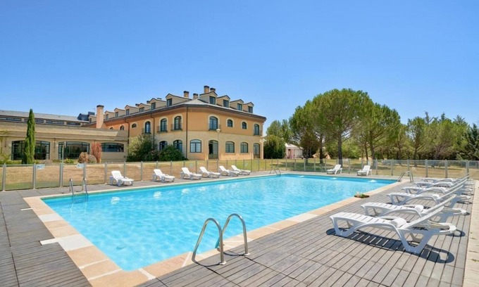 Cebreros House | Escape to a Spacious Room Surrounded by Beautiful Gardens