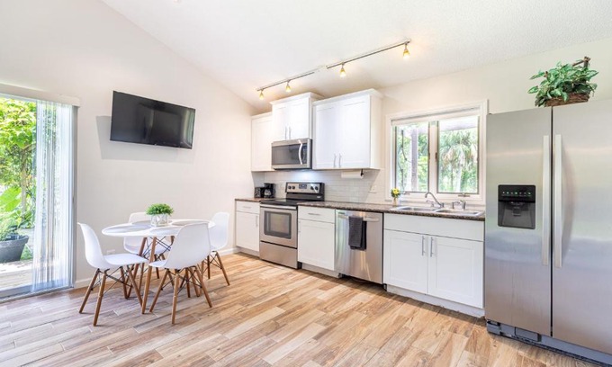 Jupiter Farms House | Escape to Our Private Guest House in Jupiter Farms