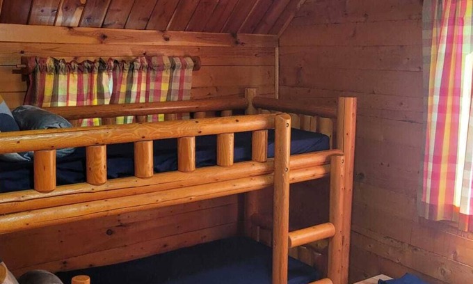 Texarkana Cabin | Escape to Texarkana's Log Cabin with All the Comforts!