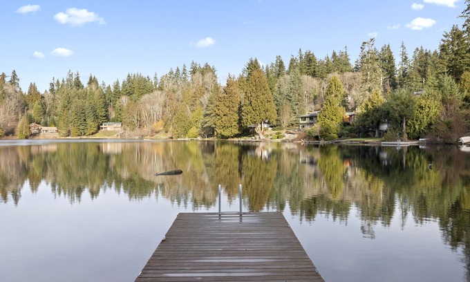 Warm Beach House | Escape to the Lake- 2 Bd/1Ba Family/Pet Friendly