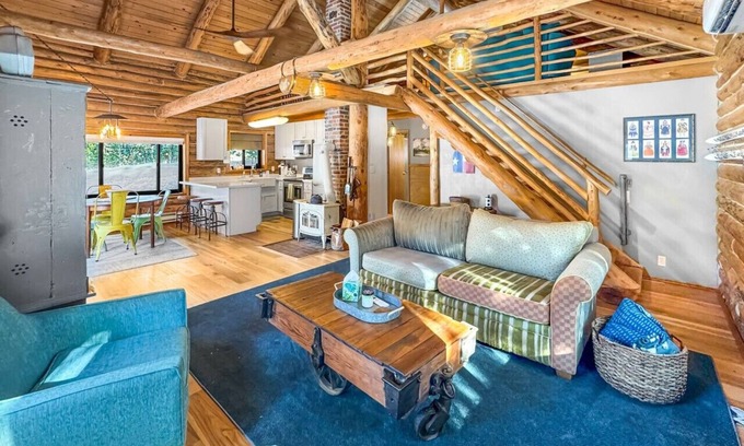 Donnelly Cabin | Escape to this cozy cabin near Cascade Lake!