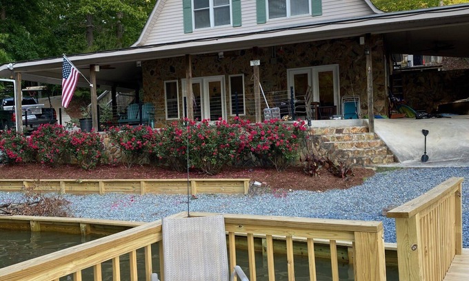 New London House | Escape to tranquility at Badin Lake