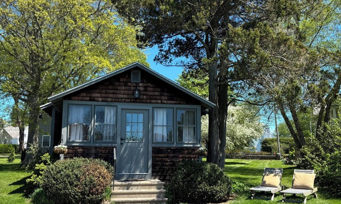 Clinton House | Escape to Your Tranquil Seaside Retreat at Clinton Beach Bungalows: Bungalow 1