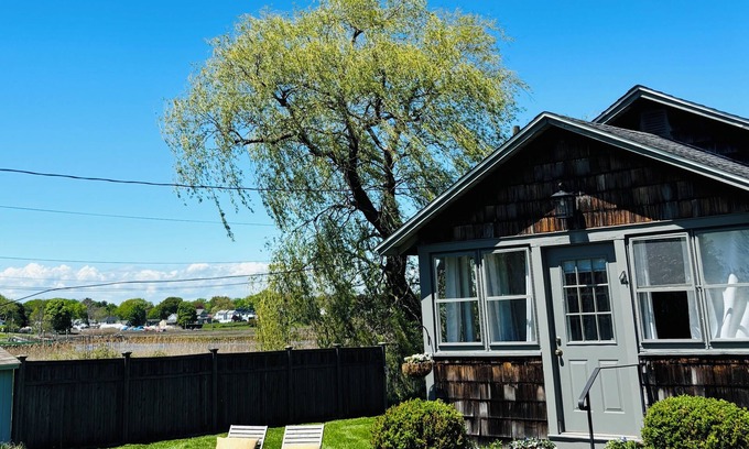 Clinton House | Escape to Your Tranquil Seaside Retreat at Clinton Beach Bungalows