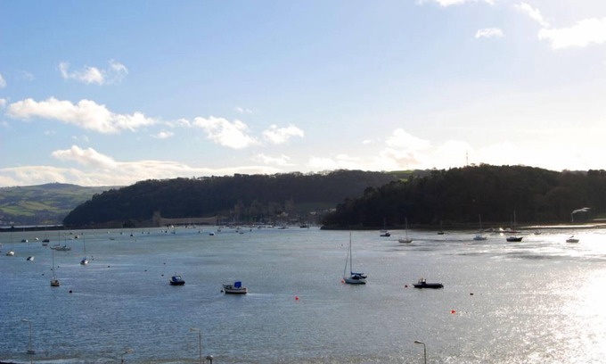 Deganwy Cottage | Estuary View Apartment - sleeps 4 guests in 2 bedrooms