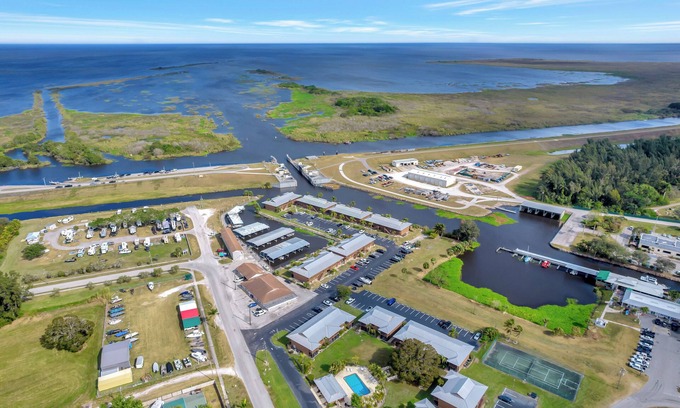 Clewiston Condo | Everglades Gator at Rolands King Beds cozy clean stay