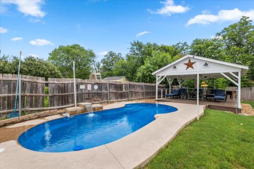 Jefferson House | Evergreen Manor Private Pool 3BR No Stairs Retreat