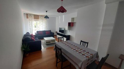 Naron Apartment | Excelente piso de 3 habitaciones dobles, 2 baños y terraza 30 mts
