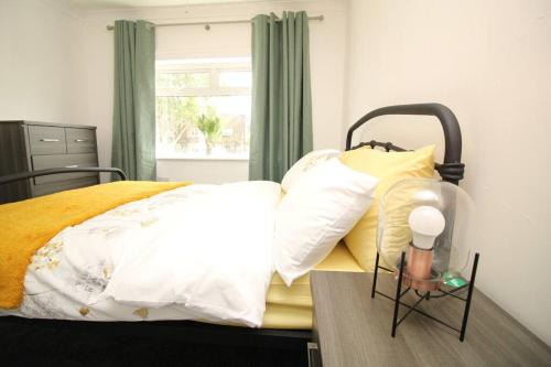 Scunthorpe House | Exceptional 3 Bed, Great Location in Ashby Ideal for Travellers, Short Holiday Stays And Contractors