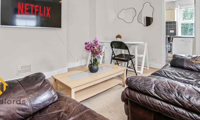 Grove Apartment | Exclusive 3 Bedroom Flat in Kingston Town!