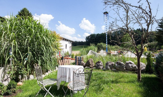 Poecking Apartment | Exclusive apartment with garden and terrace on Lake Starnberg up to 4 people