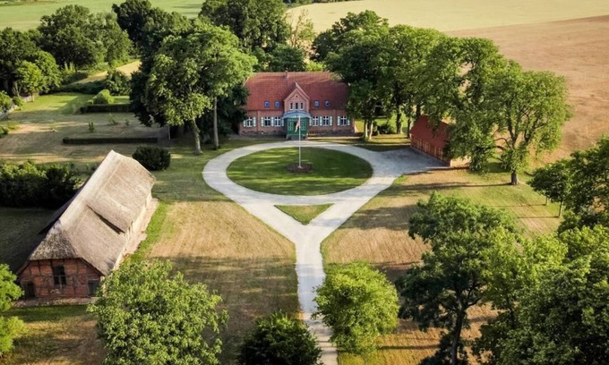 Platschow House | Exclusive forester's lodge in a secluded location with park