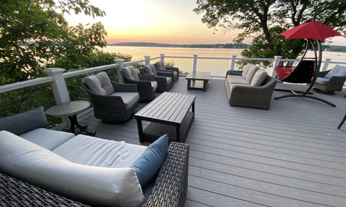 Pewaukee House | Exclusive Pewaukee Lake House ~ Includes Kayaks!