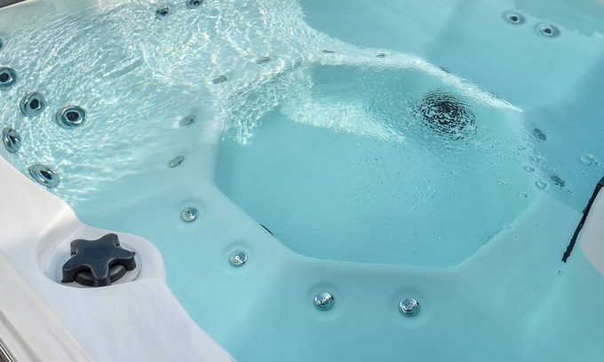 Kernersville House | Exec Suite King Bed Hot Tub Gym Laundry