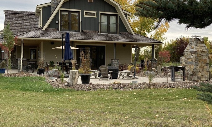 Springbank Other | Executive Farmhouse Retreat
