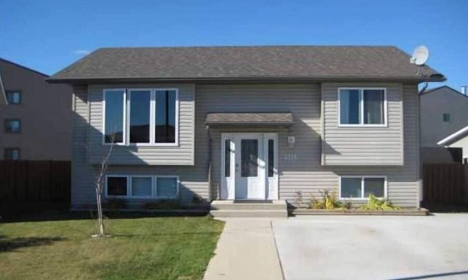 Bonnyville House | Executive furnished split level house