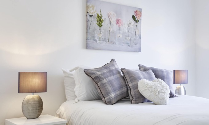 Milton Keynes House | Executive 4 bed/3 bath town house in Central Milton Keynes