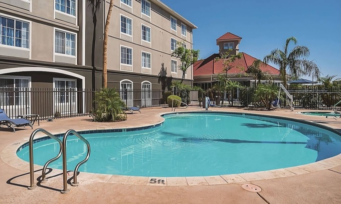 Ahwatukee Foothills Hotel | Executive King Room, La Quinta Inn & Suites, Complimentary Breakfast
