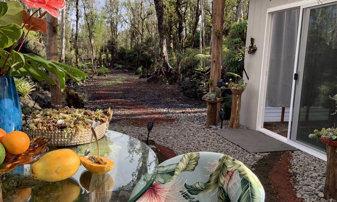 Eden Roc House | Exotic garden cottage at amazing volcanic fissure