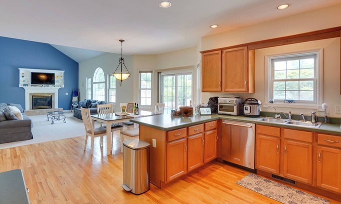 East Greenbush Cottage | Expansive Upstate Home w/Home Theater!
