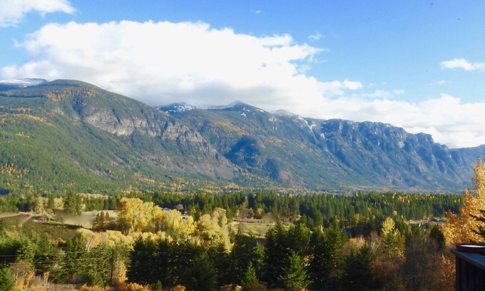 Creston House | Expansive valley and mountain views