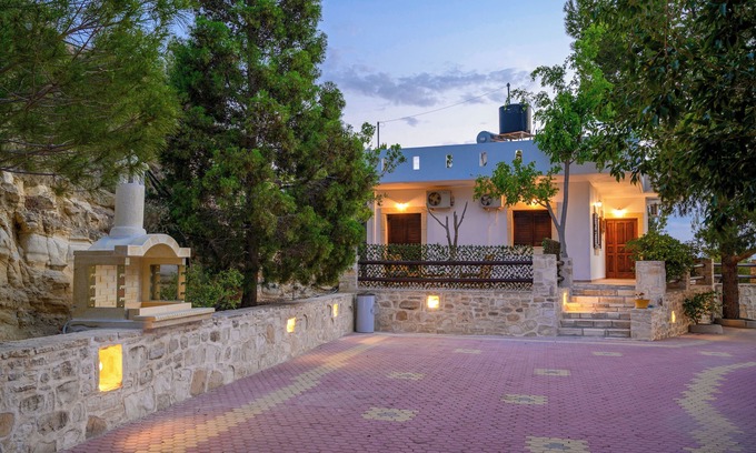 Kamilari Villa | Experience the Cretan hospitality, at a calm place with a breathtaking view!