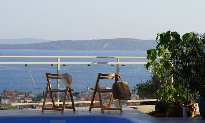 Kastel Kambelovac Villa | Experience a relaxing holiday at our Villa with amazing sea views and Pool arean