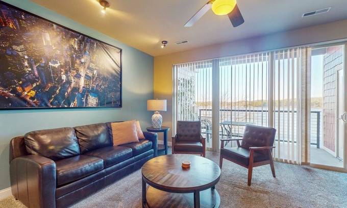 Lake Delton Condo | Experience a slice of lakefront paradise at this Delton Grand condo with pools
