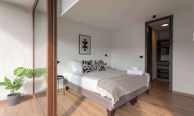 El Golf Apartment | Experience comfort and spaciousness in Las Condes