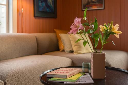 Vestre Slidre Apartment | Experience Jotunheimen from Vevstogo - sauna with a view and eco living in an old school building