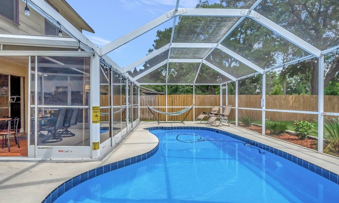 Lakeview Village House | Experience Luxurious Living: Exquisite Pool House in Brandon for 15 Guests