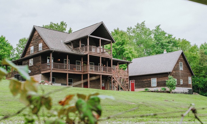 McArthur Cabin | Experience nature at your doorstep! Four bedroom cabin near Hocking Hills