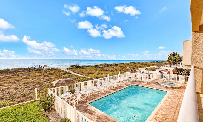 Independence Square Condo | Experience the Indian Rocks lifestyle with a shared pool & hot tub - dogs OK