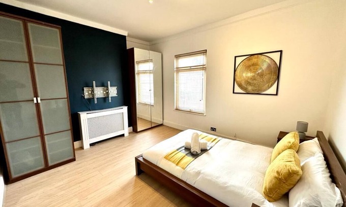 Liverpool House | Experience the ultimate relaxation in this charming 3 bedroom in L8 area